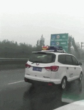 |搞笑GIF趣图:我想问还招收人吗,工资不重要,主要想学一门技术