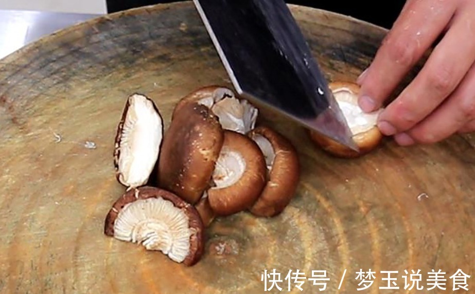 鸭肉怎么焖才好吃厨师长教你做法,出锅鲜香四溢,鲜嫩入味!