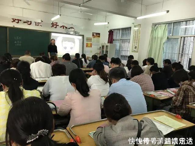 新衣|宝妈穿新衣去开家长会，进教室后气氛尴尬，老师请回家换衣服