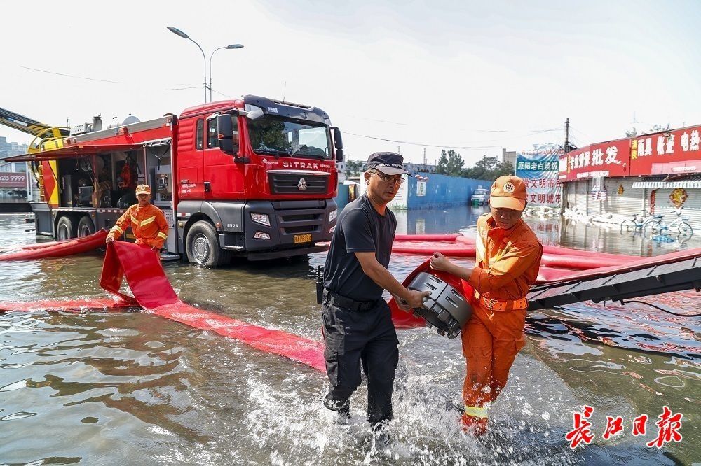 京广铁路|武汉救援队驰援新乡，积水5米深的新乡人民中路短暂通车，抽排还在进行中