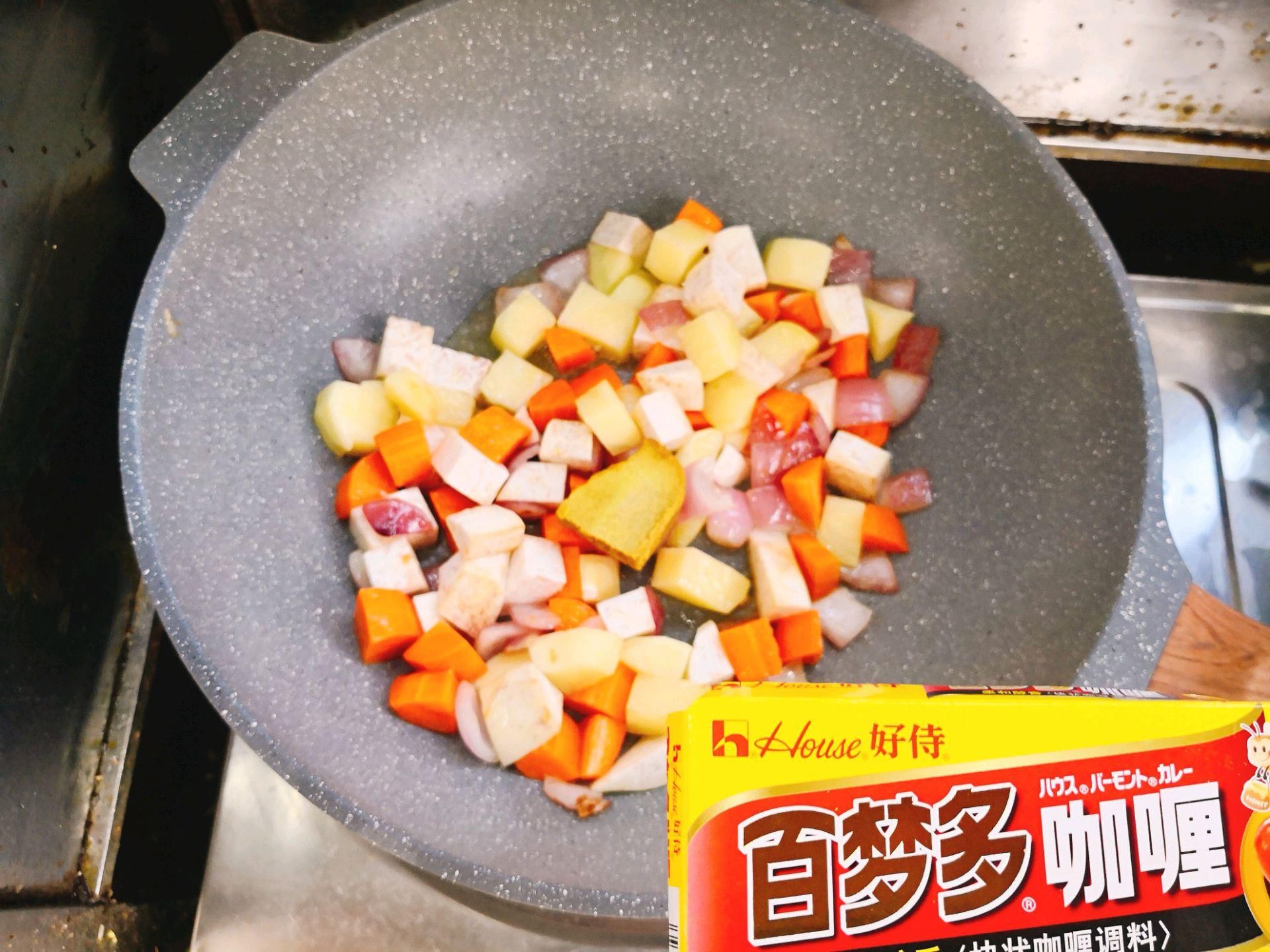 鲜香|鲜香四溢的咖喱芋头炒芦笋，营养健康，制作简单