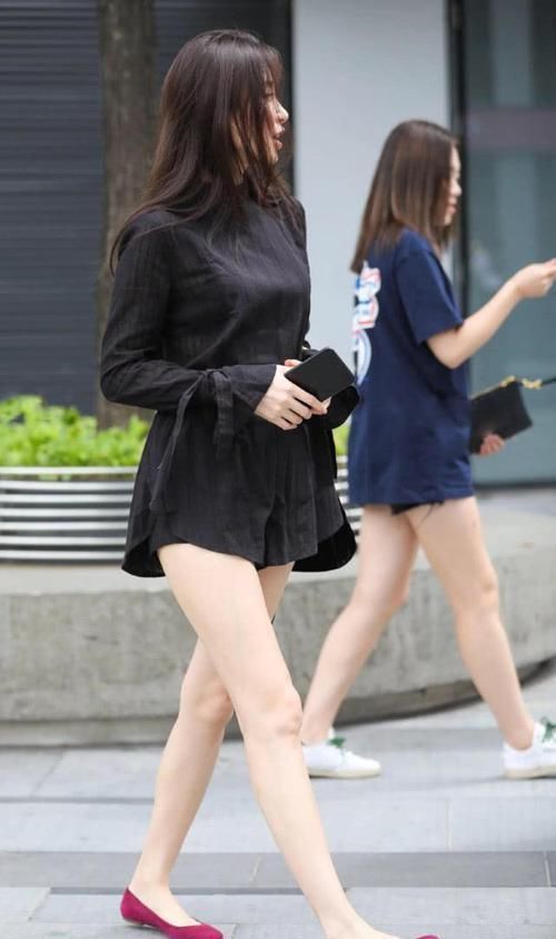 辣妈|街拍身穿衬衫裙的气质辣妈,优雅大方不失女人味,大长腿超吸睛