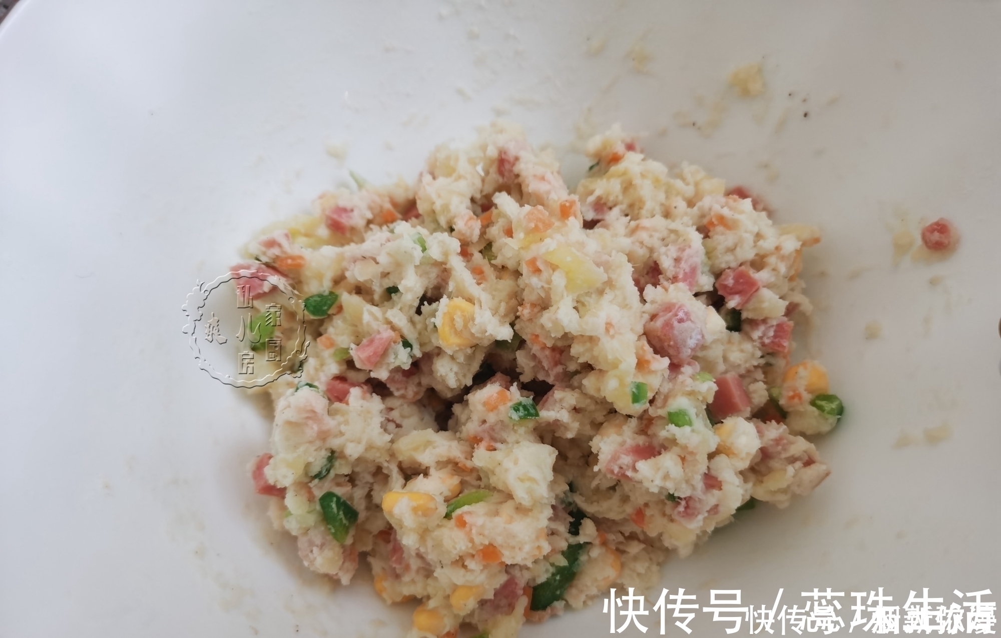 土豆别在炖着吃，加2个鸡蛋，简单一煎，外皮酥脆，孩子超爱吃
