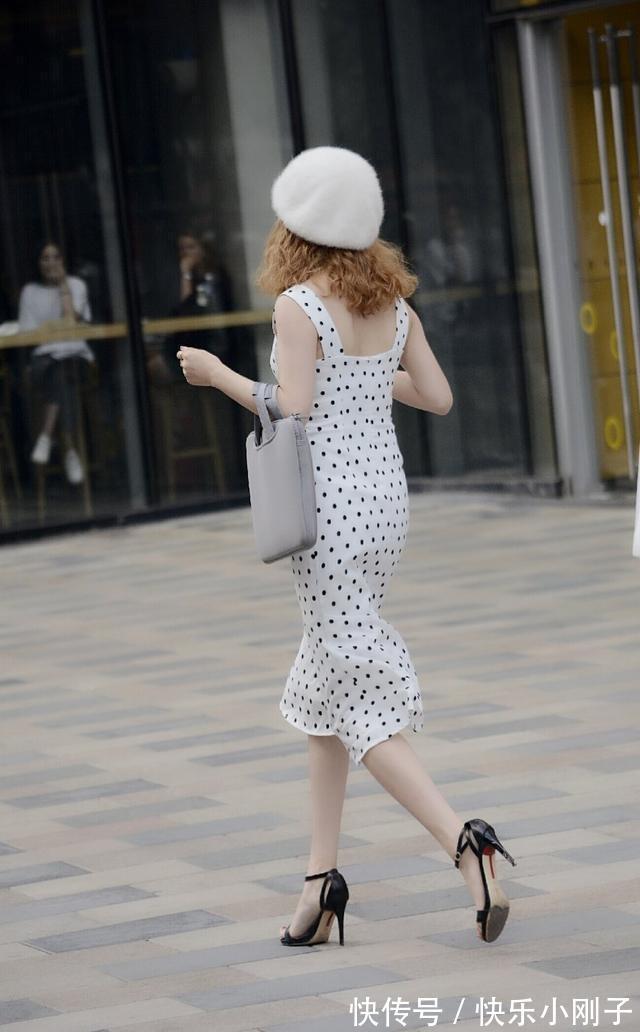 高跟鞋 白色波点连衣裙搭配贝雷帽的小姐姐,背影看上去也很美