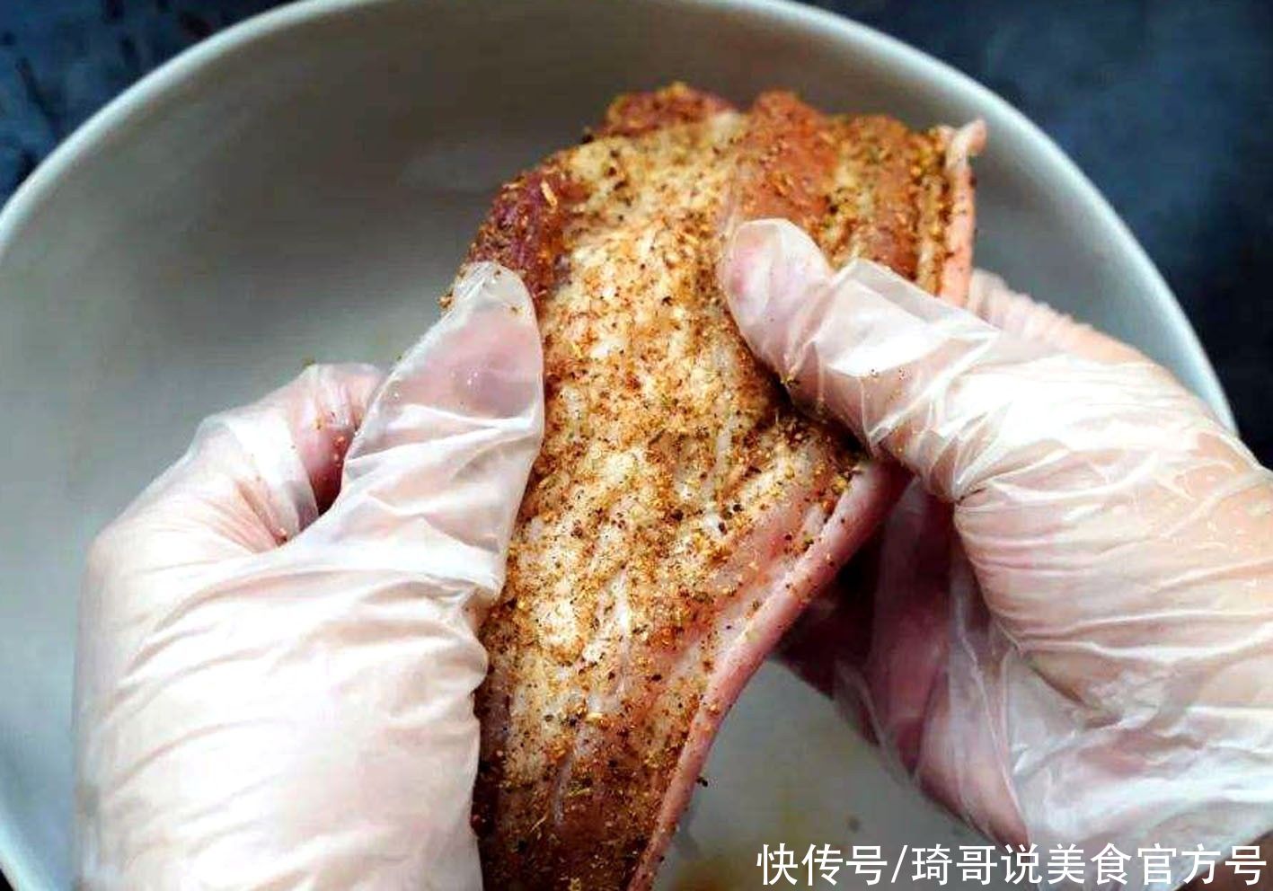  高度白酒|腌腊肉时，别用烟熏了，多加“这味料”，腊肉保存久，咸香味道好
