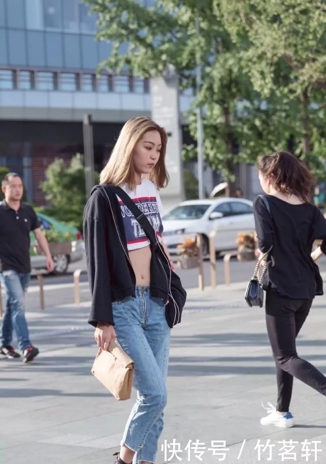 街拍干净清爽的小姐姐,身穿一件背心裙,甚是迷人