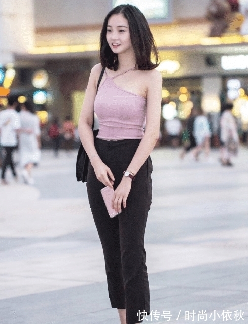 上衣 粉色围脖上衣搭配黑色休闲裤,青春减龄,展现时尚气质