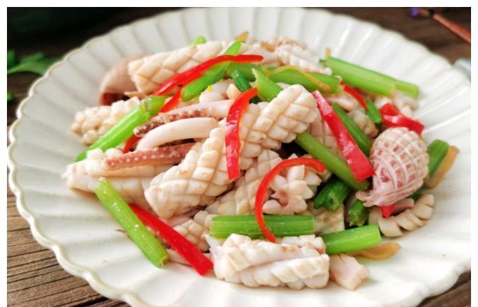 秋季|秋季天气凉爽孩子每天出门健身,多吃补钙菜,促进身体发育