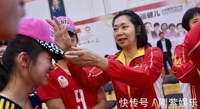 亲爱的|她比郎平还猛!她是女排中唯一的5冠王,女儿还是清华的博士