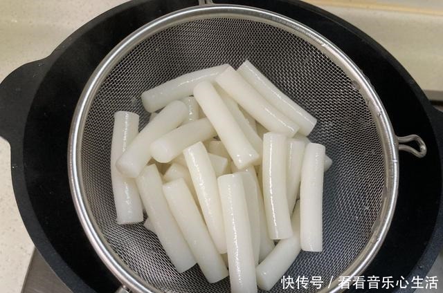 八月孩子迷上了这早餐,简单炒一炒就出锅,软糯Q弹,香辣过瘾