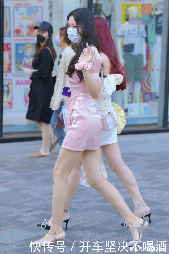 粉色丝滑绸缎连衣裙,举止投足尽显淑女范儿,气质太优越了