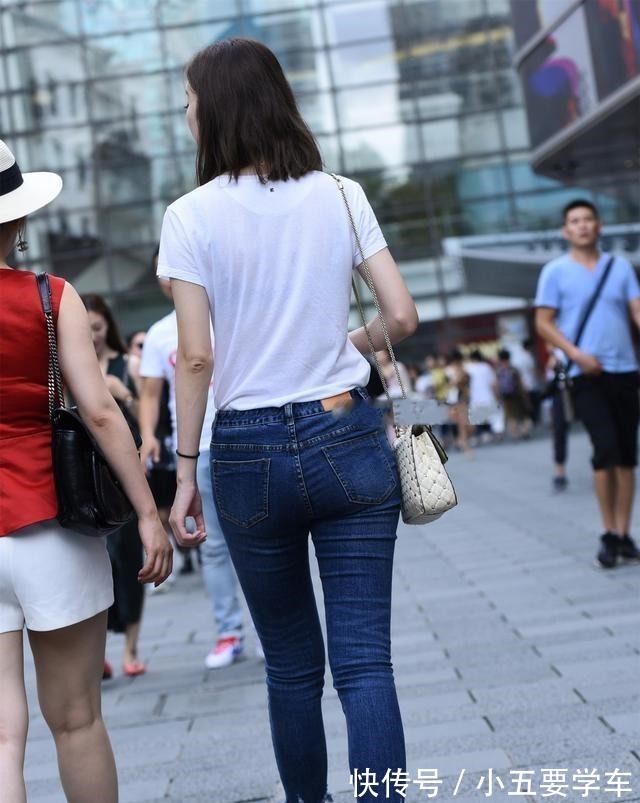 白色上衣 时尚牛仔打底裤搭配白色上衣,时尚百搭,真正的减龄显高!