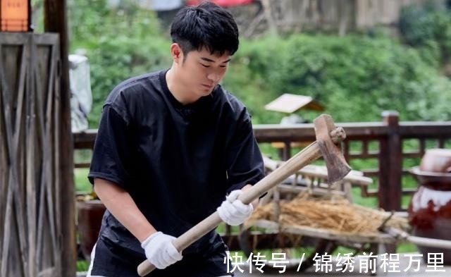 蘑菇|《向往3》晒鹿晗新海报,大裤衩洞洞鞋,上身时尚下半身接地气