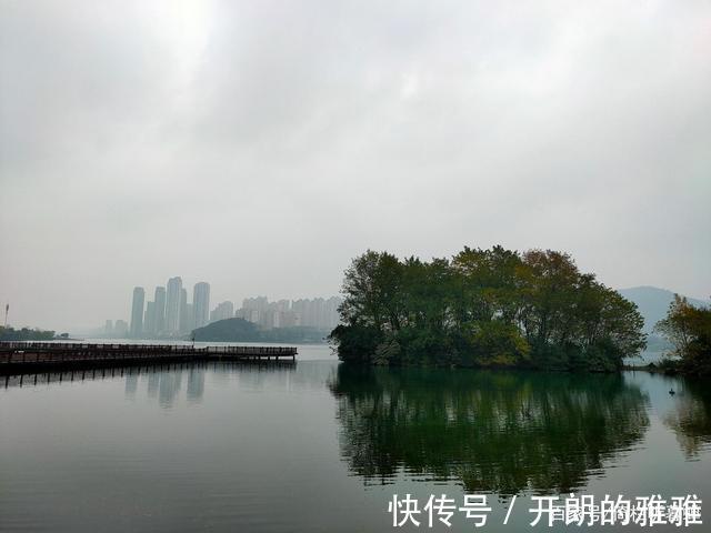 梅溪湖@《五绝·冬日游梅溪湖》逍遥碧水边,湖清树自闲