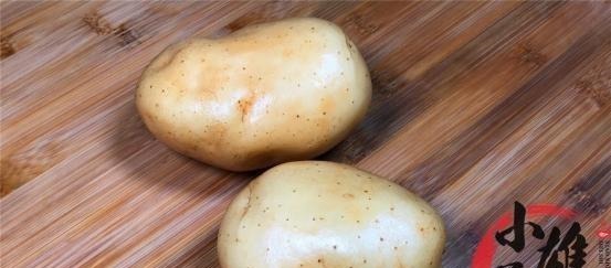 炒土豆丝时，有人泡水有人焯水一直都错了，这才是正确做法