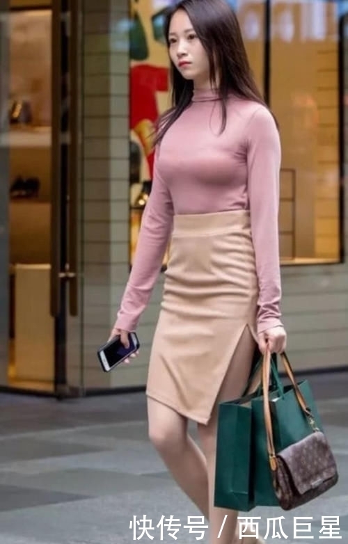 藕粉色修身长袖,搭配浅咖啡色半身裙,彰显气质女人的魅力