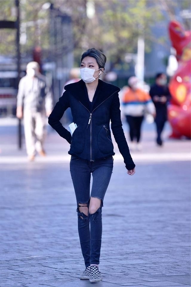 路人街拍,黑色的连衣裙显瘦显气质,简约而又不乏时尚美