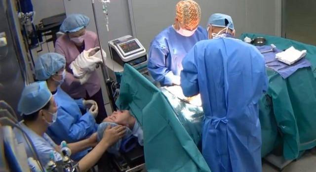 乳白色|新生儿全身涂满“猪油”，母子相见吓坏产妇医生这是好事