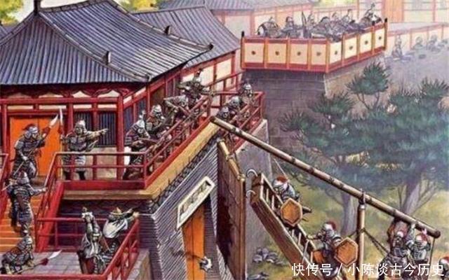 云梯|古代士兵守城时为何不推倒云梯,而是砸石头老兵你推一个试试