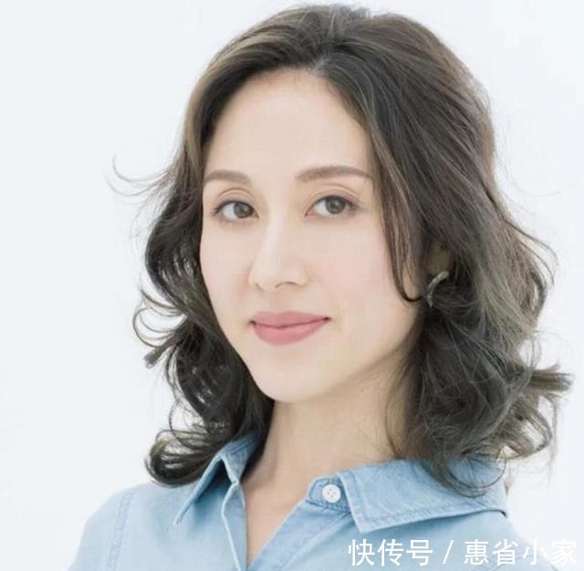 落肩 女人过了45岁,建议多留这4款发型,端庄大气显年轻!