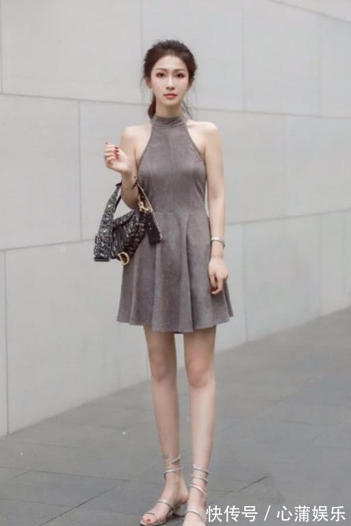 连衣裙|街拍小姐姐一身白色的服装搭配高腰的短裤,尽显时尚魅力