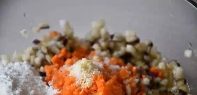 鸡蛋|茄子别再炒着吃了,放个鸡蛋,不用一滴水,筷子一搅,比吃肉过瘾