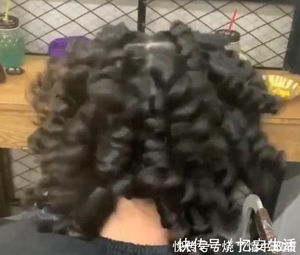 理发师|奇闻：女孩去烫头发，本以为是要发型被毁，结果却让人羡慕