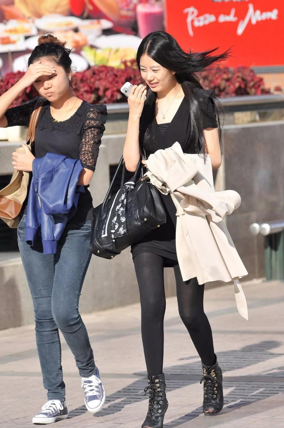 指数 街拍: 长发飘飘的甜美俏丽美女, 黑色丝袜大长腿性感指数倍增!