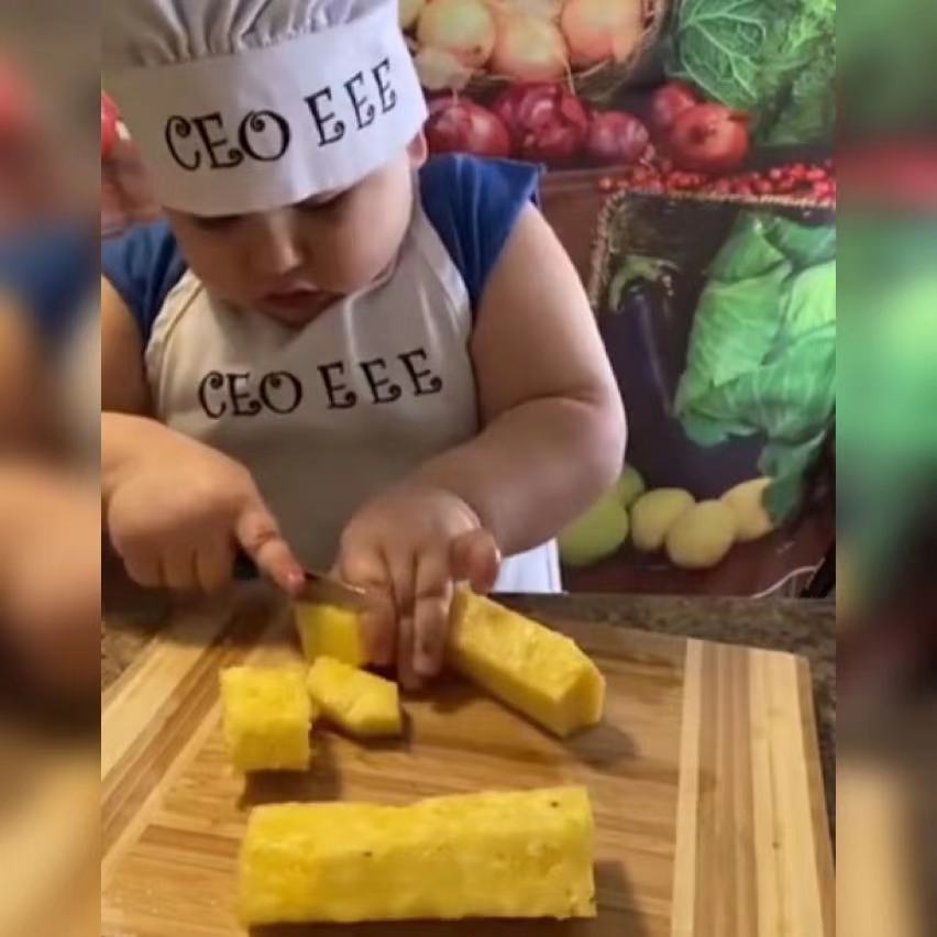 萌娃变身“小厨师”自己动手切水果获高赞,网友:看来平时没少练
