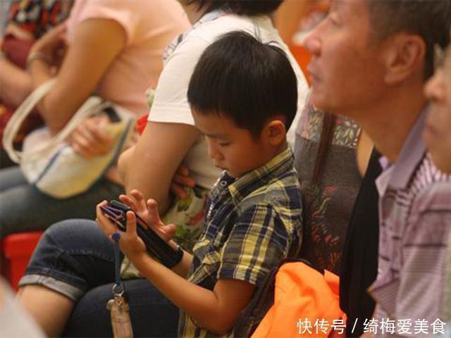 家长|经常玩手机和不玩手机的孩子差在哪,多年研究结果,家长要重视