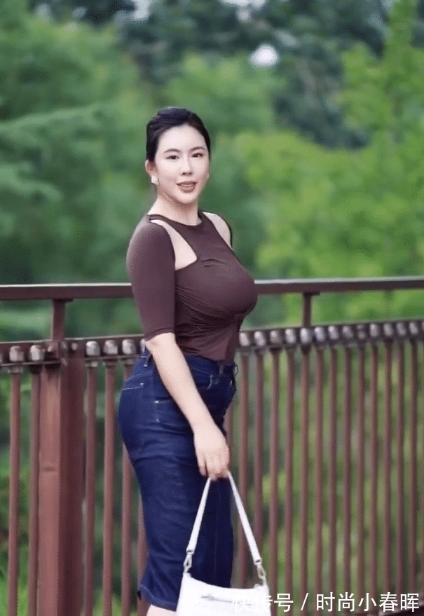 牛仔裤|半身牛仔裤经典百搭,微胖美女穿了,也肥而不腻