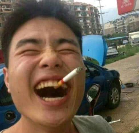 |搞笑图片幽默段子笑话拖拉机也可以抬车头,兄弟你这技术太强了