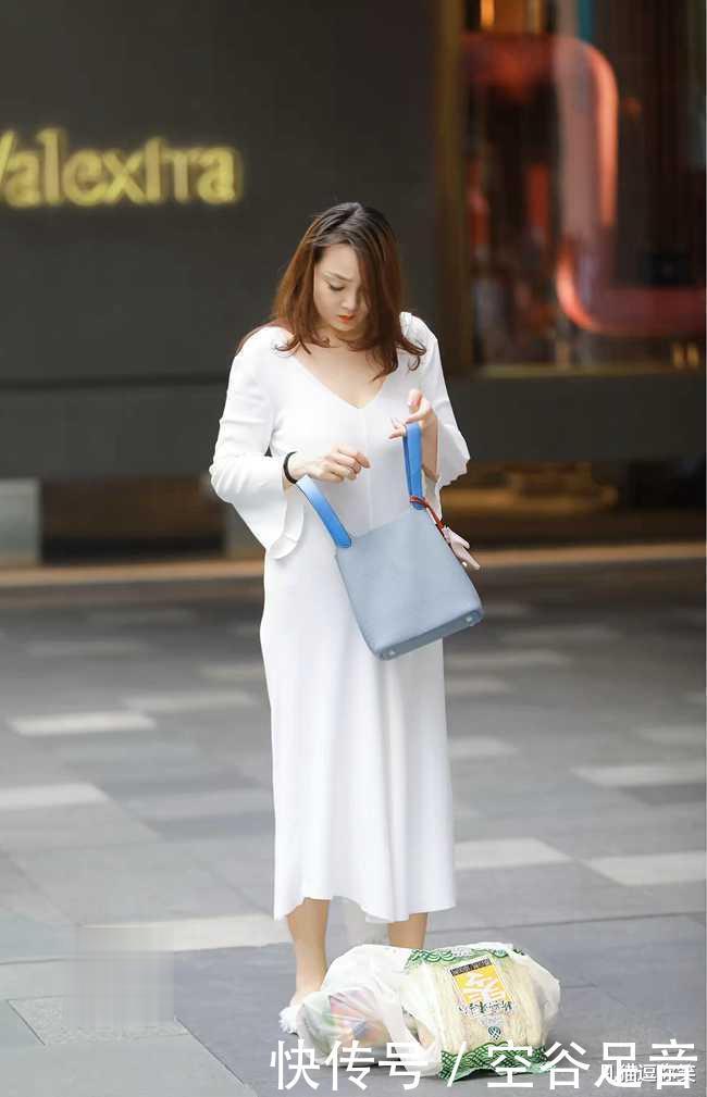 40岁美少妇用一件连衣裙,穿出最朴素的韵味