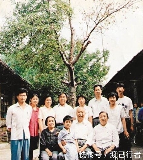 杂记@华国锋毕生书法墨迹存留甚少,但其书写的一篇杂记,却成书坛绝唱