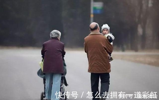 老人|外婆将外孙养到上学,现在奶奶来抢爸爸不干你带过一天