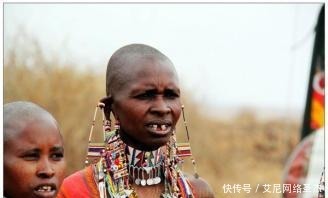 非洲有个奇葩部落,居然存在着女人剃光头,男人留长发的风俗