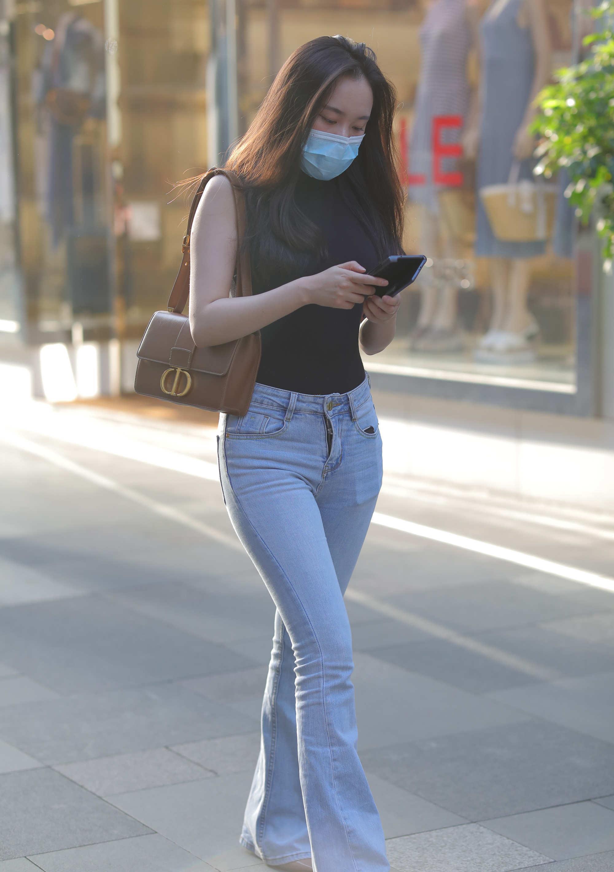 牛仔|黑色修身小上衣搭配浅色牛仔裤,版型简单还时尚,气质十足