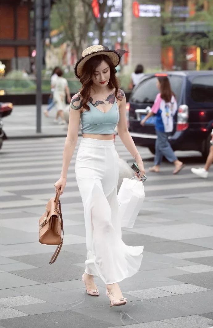 飘逸|女神搭配高跟鞋,时尚气质,显十足品味