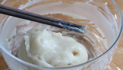 保鲜膜|夏天就馋糯米粉这做法，一蒸一卷就搞定，香甜软糯，吃1次忘不了