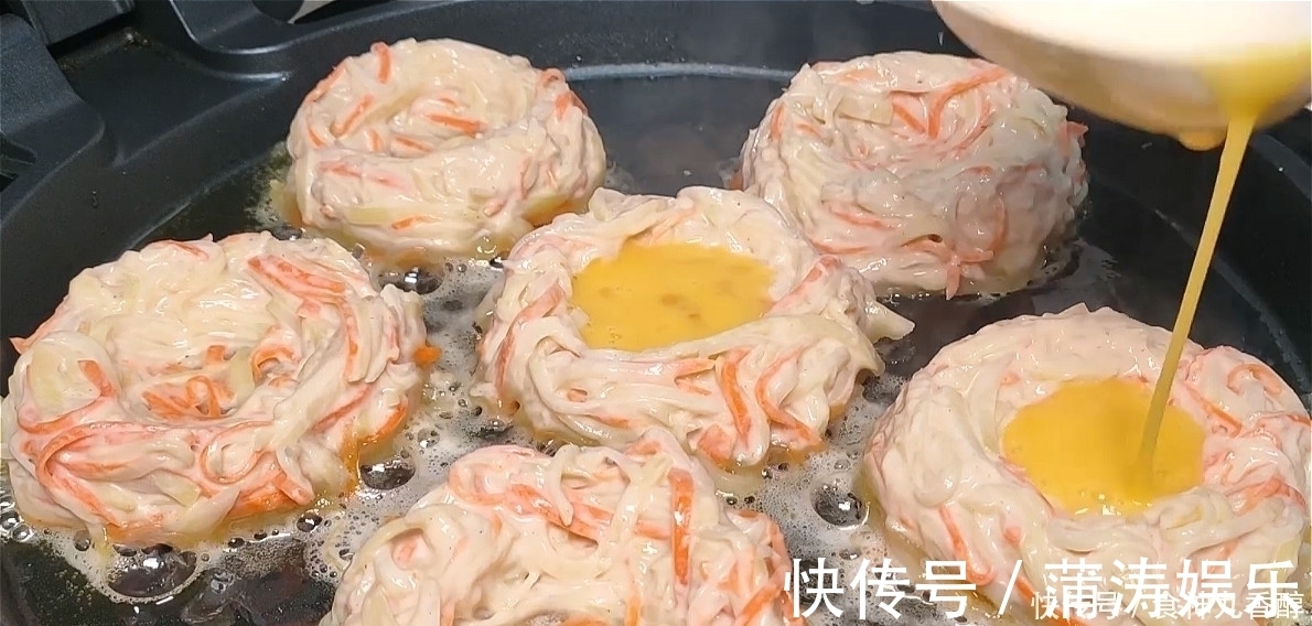 鸡蛋|2个鸡蛋，5个土豆，创意早餐新吃法，上桌就光盘