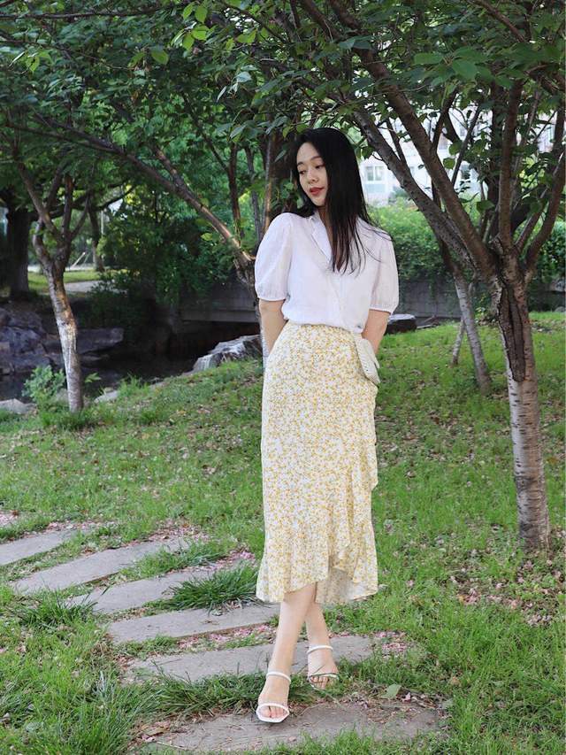 小蛮腰|初秋,2、30岁小姑娘这样穿,衬衫配印花裙简约洋气,氛围感十足