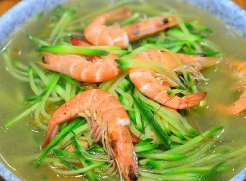 我家萝卜从不炒着吃，放几个大虾，又鲜又香，出锅汤汁一滴不剩