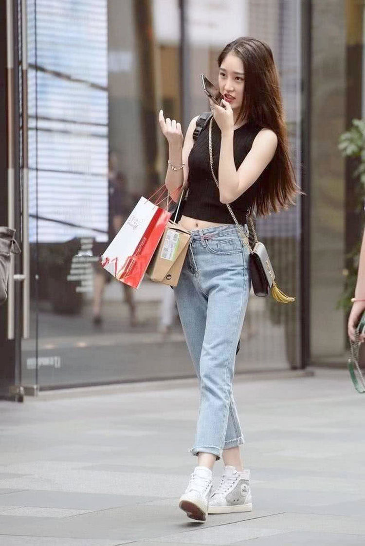 街拍:穿搭得体的美女,长相成熟气质典雅,真的吸引眼球