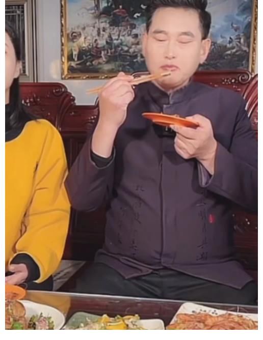 大衣哥晚飯?zhí)S盛，混好了卻不忘初心！