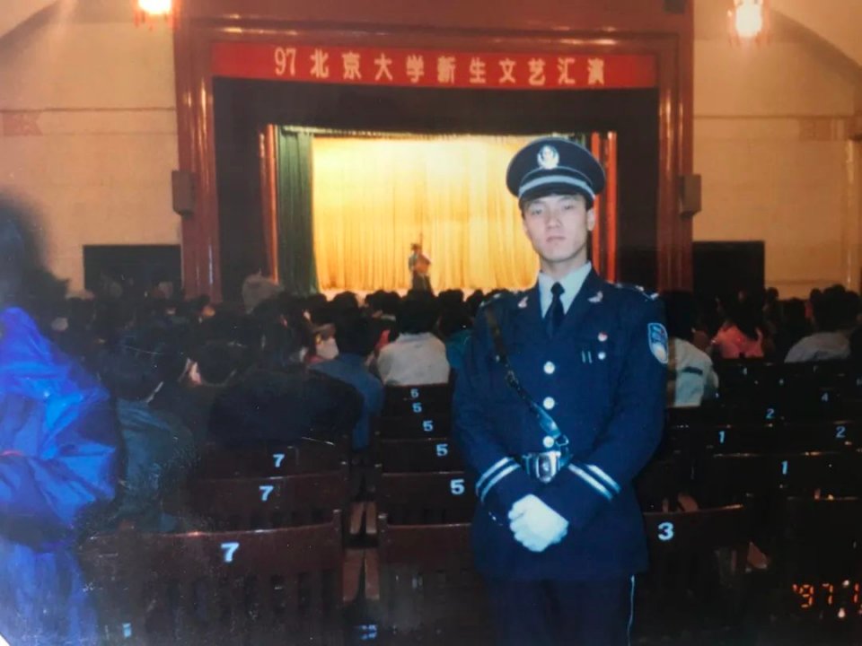 保安|27年前考入北大的保安，现在是千余学生的校长，曾为学习主动申请上夜班