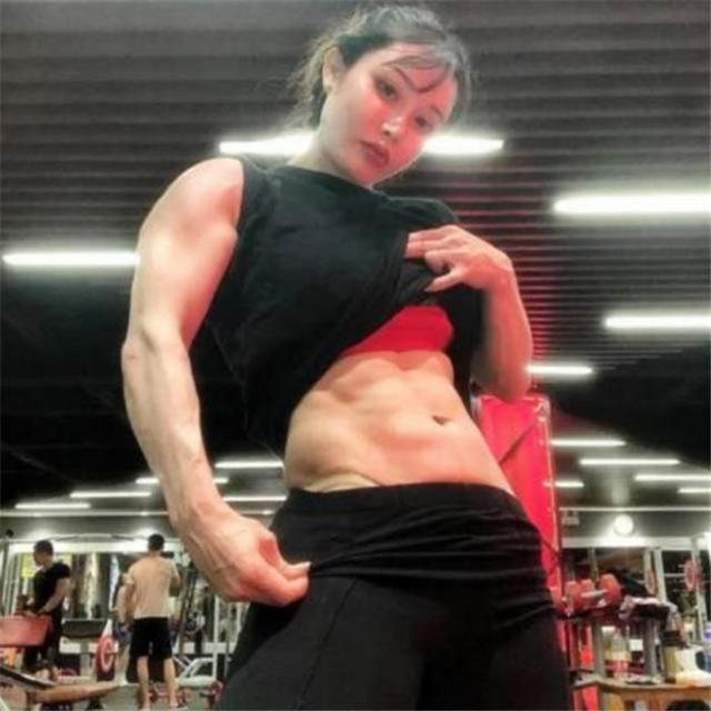 宝妈|怀孕6个月仍去健身房“撸铁”,孕妈晒出照片,网友:这哪像怀孕