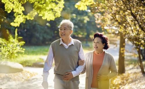 60岁是寿命决定期,无论男女,走路有六个表现,恭喜你很健康