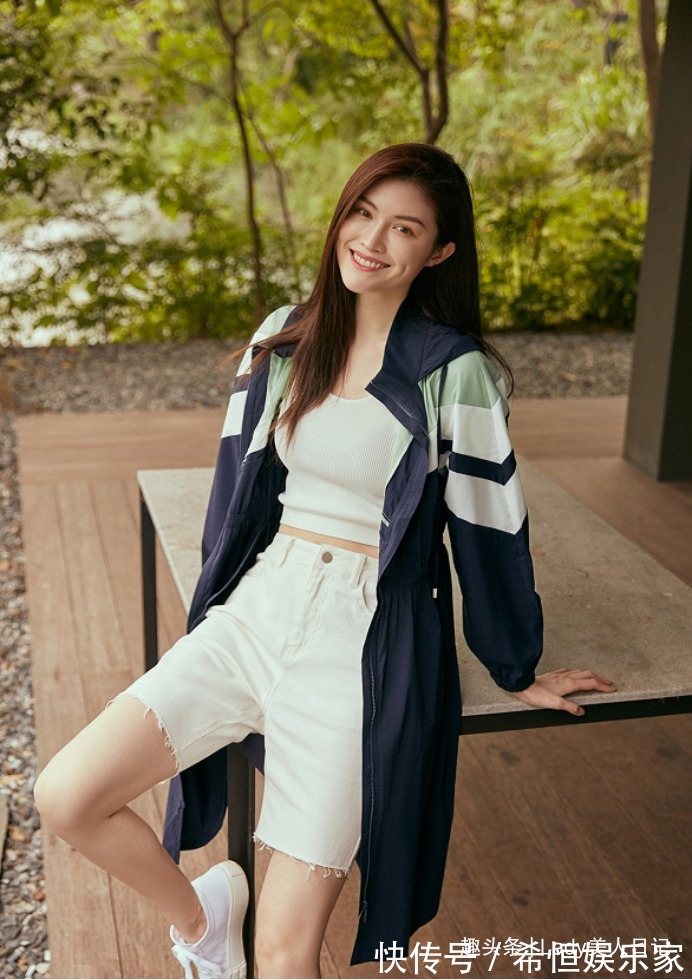 牛仔裤 风衣是永不过时的时尚单品,其实它的搭配很简单,不需烈焰红唇