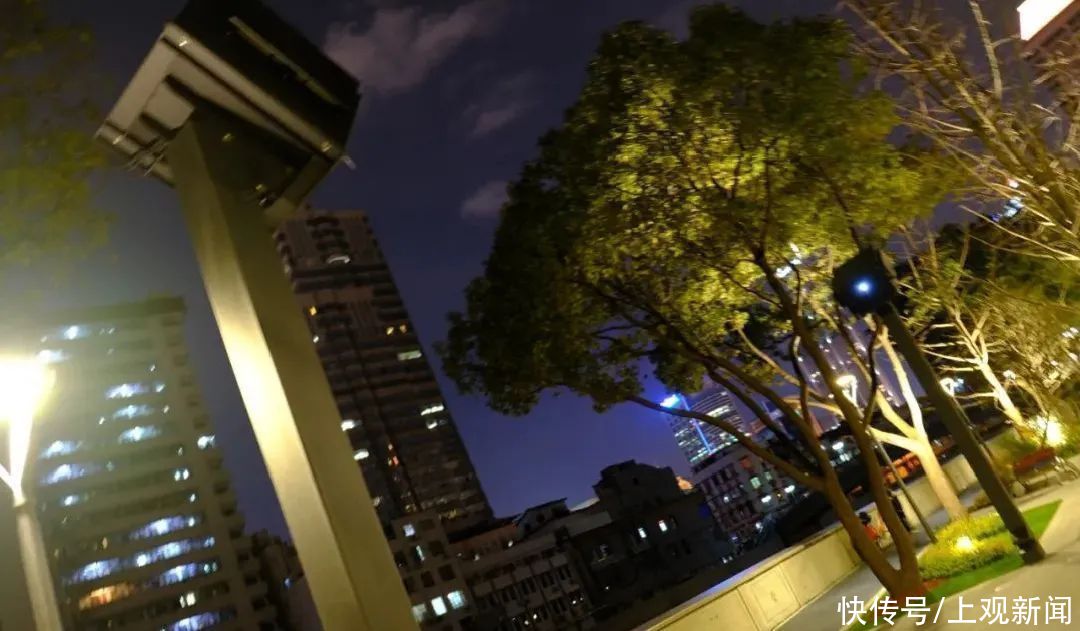 中年|时空隧道、光与夜之街……这段静安区超美滨江大道亮灯啦