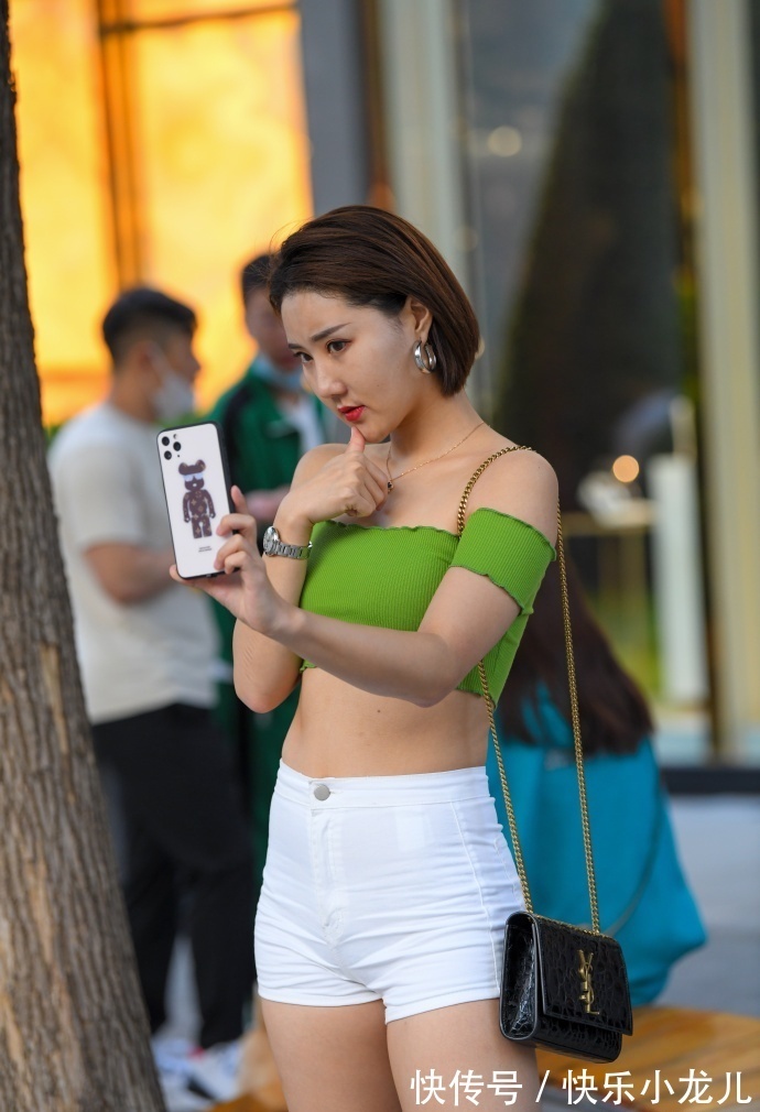 凸显|微胖小姐姐的夏日穿搭，既清新又时髦，凸显时尚气质！